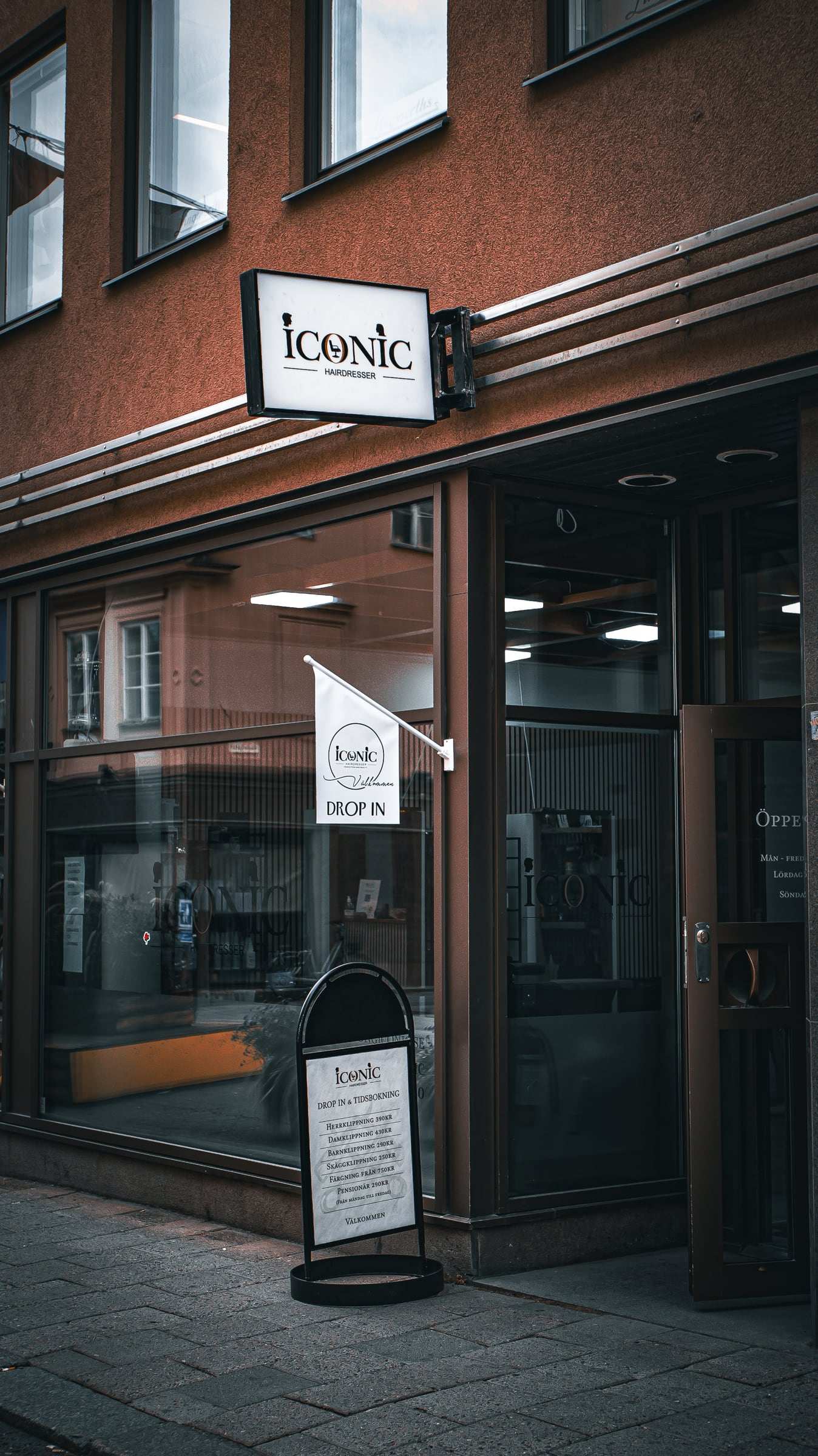 Entrén till Salong Iconic från Storgatan med skylt och flagga