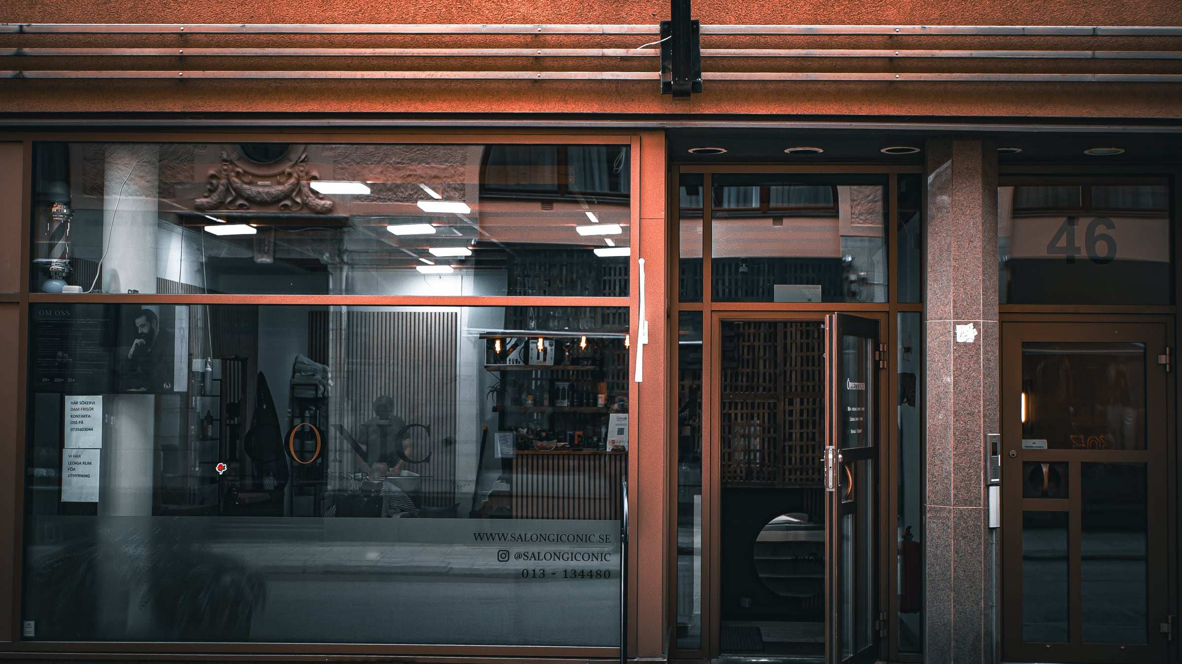 Salong Iconics skyltfönster och entré på Storgatan 46 i Linköping